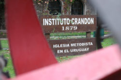 Cartel IMU en jardín