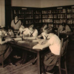 Chicas leyendo en la sala de la Biblioteca Cecilia Güelfi, foto antigua