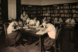 Chicas leyendo en la sala de la Biblioteca Cecilia Güelfi, foto antigua