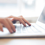 Manos sobre teclado de computadora