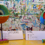 Maqueta de Saturno y la Tierra