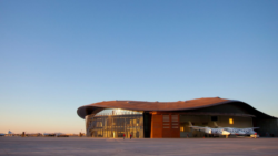 Vista de un hangar de la empresa Virgin Galactic