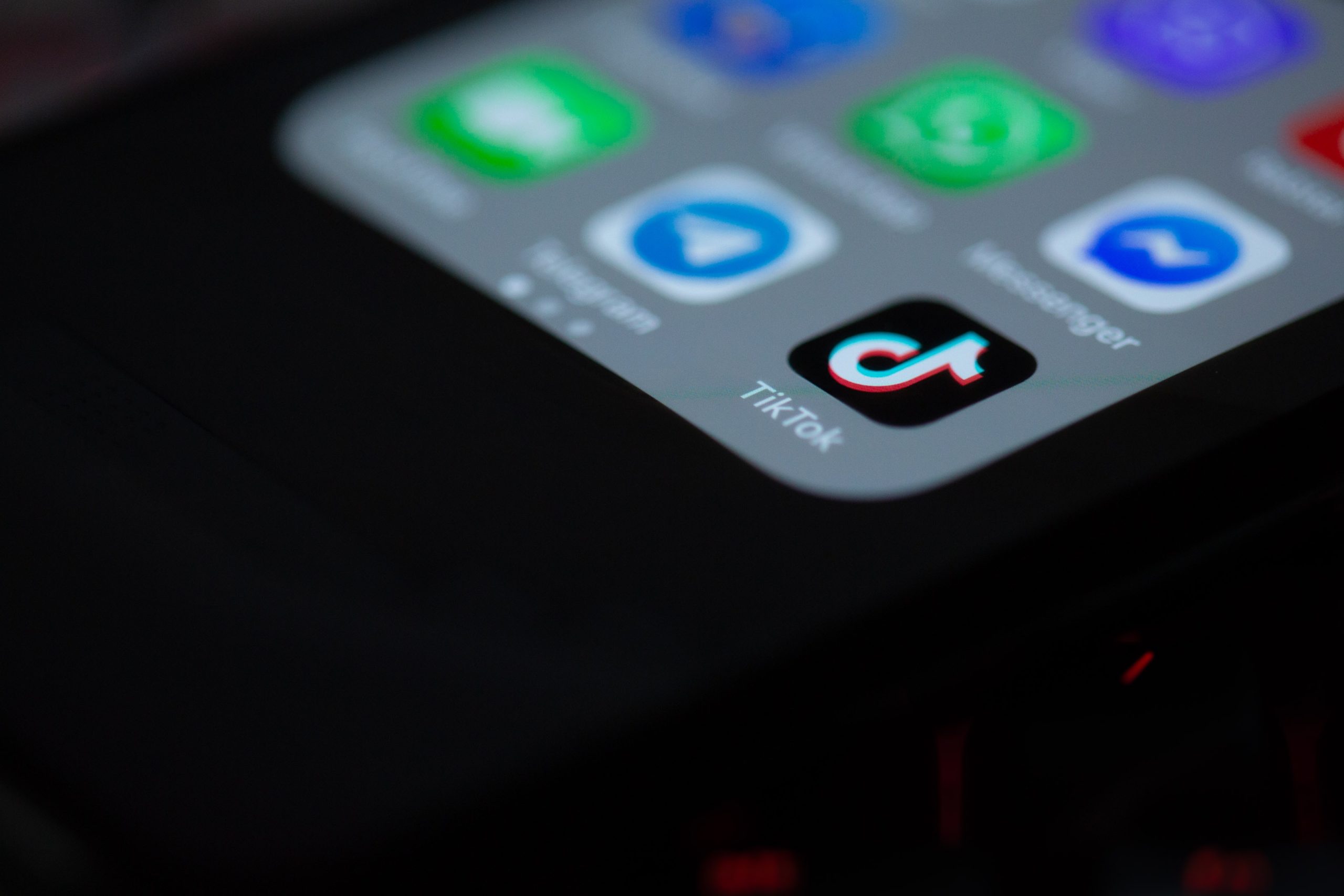 solen-feyissa-XfnfMlNpWDo-unsplash (1) Teléfono móvil con TikTok