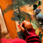Mano de niño pintando con témperas