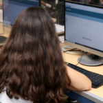 Alumna de Secundaria frente a computadora