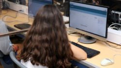 Alumna de Secundaria frente a computadora