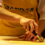 Manos de mujer cocinando pasta