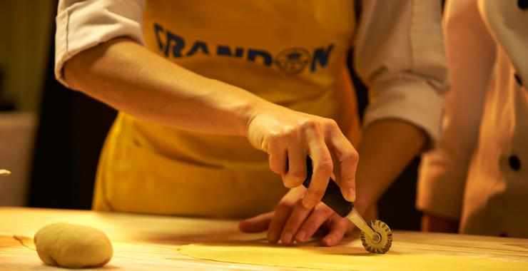 Manos de mujer cocinando pasta