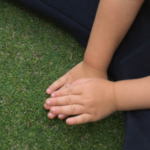 Manos de un niño pequeño