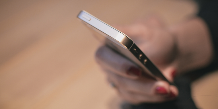 WEB noticias_ imagenes internas (1) Celular en manos de mujer