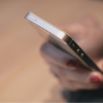 Celular en manos de mujer