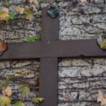 Cruz de madera con hiedra circundante