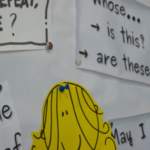 Cartelera infantil con textos en inglés