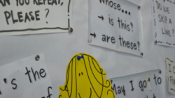Cartelera infantil con textos en inglés