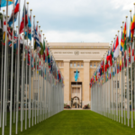 Fachada de la ONU con banderas de los países integrantes