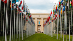 Fachada de la ONU con banderas de los países integrantes