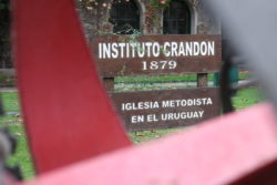 Cartel IMU en jardín