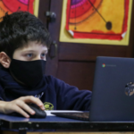 Alumno de Primaria frente a computadora portátil