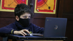 Alumno de Primaria frente a computadora portátil