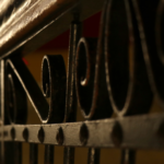 Detalle en baranda de madera y hierro