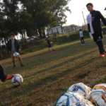 Fútbol infantil masculino en el campo de deportes