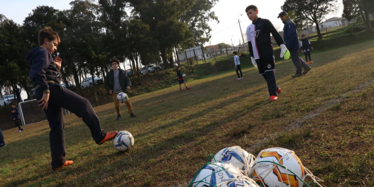 Fútbol infantil masculino en el campo de deportes