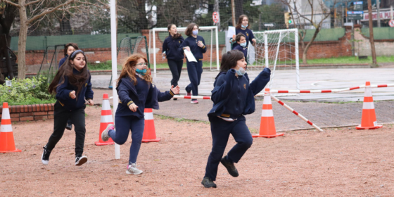 Niñas y niños en el patio de Primaria