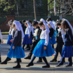 Niñas y niños en el festival de canciones y danzas