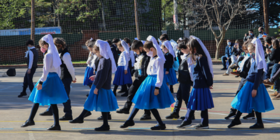 Niñas y niños en el festival de canciones y danzas