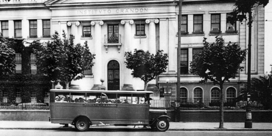 Fachada histórica del edificio de 8 de Octubre hace cien años
