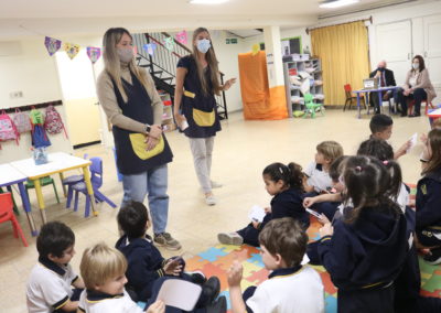 Las maestras explican aspectos de la votación
