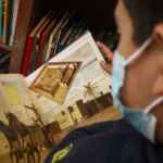 Niño leyendo un libro