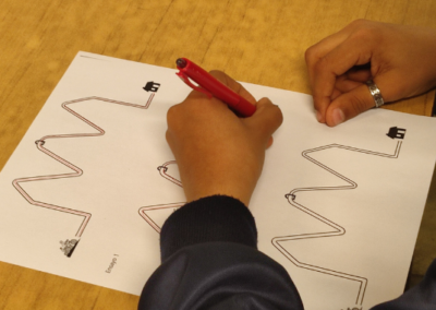 Manos infantiles realizando una prueba diagnóstica