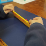 Manos infantiles realizando una prueba diagnóstica