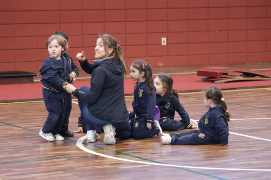 Clase abierta de educación física de nivel 3 años