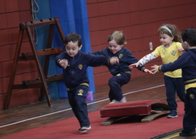 Clase abierta de educación física de nivel 3 años