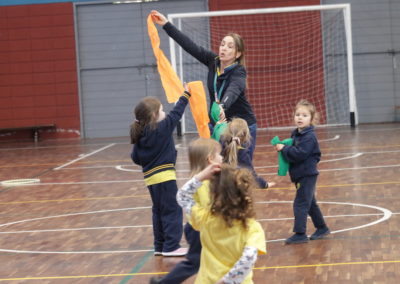Clase abierta de educación física de nivel 3 años