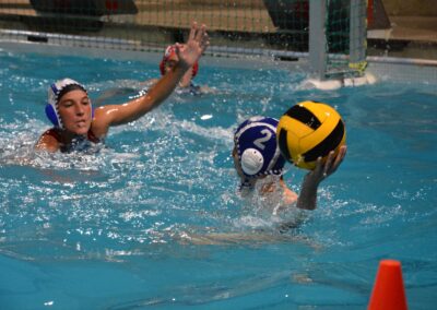 Ernesto Saldún jugando waterpolo