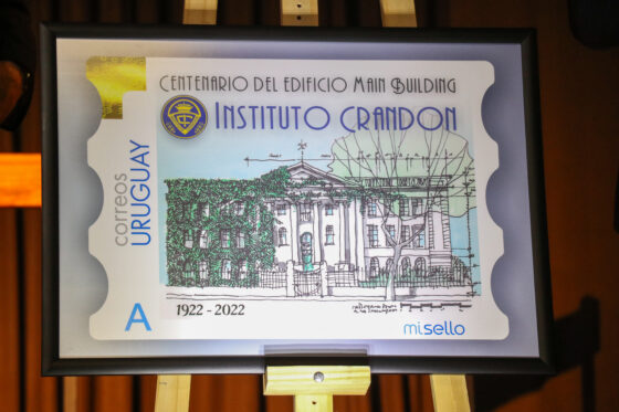 Presentación del sello postal del edificio Main Building