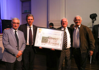 Presentación del sello postal del edificio Main Building