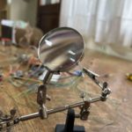 Alumnas armando el robot dragón