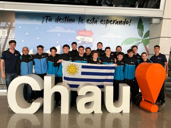 La delegación de waterpolo antes de partir