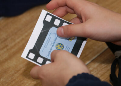 Manos de niño sosteniendo una entrada de cine