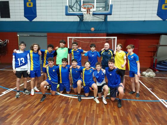 Los dos planteles de la categoría sub-14 de futsal ADIC 2022