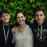 Guillermo, Marcos, Thiago y Martín junto a Marta, la docente