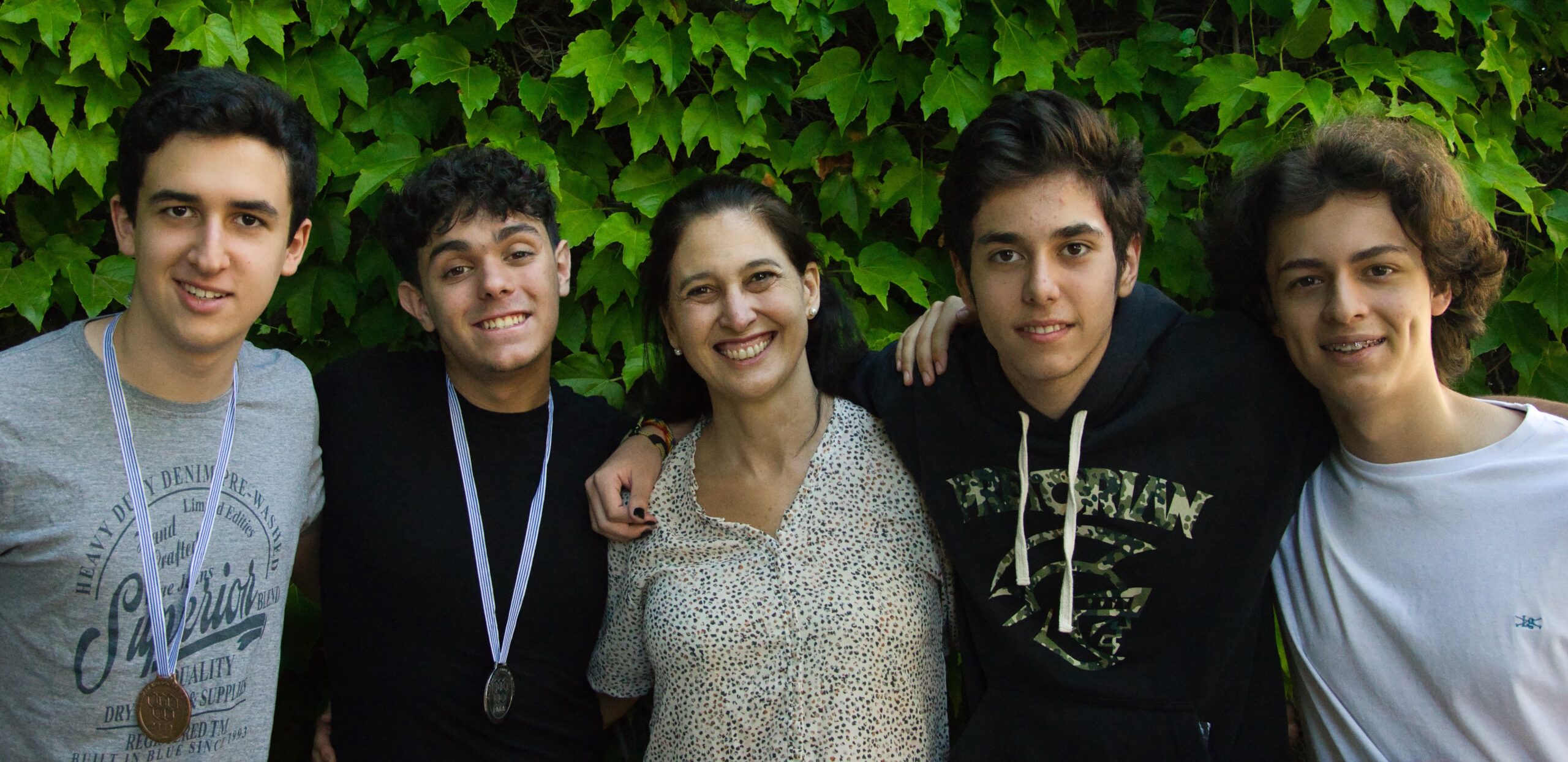 Guillermo, Marcos, Thiago y Martín junto a Marta, la docente