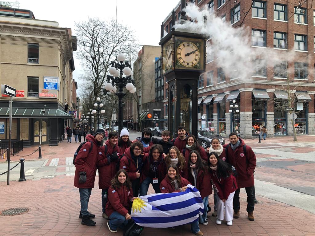 Fourteen Secondary Students Are Part of an English Immersion in Vancouver, Canada