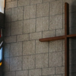 Cruz de madera sobre pared