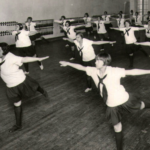 Chicas haciendo gimnasia en el Gimnasio Keator