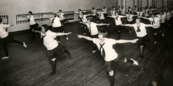 Chicas haciendo gimnasia en el Gimnasio Keator